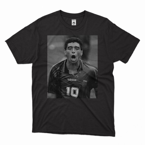 camiseta de diego maradona gritando gol