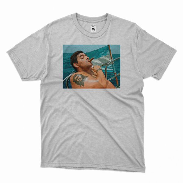 camiseta de diego maradona con un habano