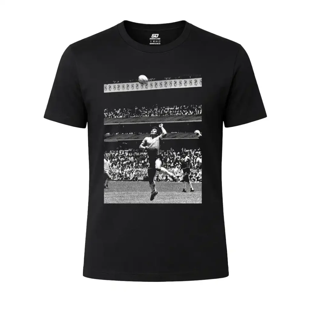 Remera Señor D10s con la imagen de Maradona haciendo el gol de la Mano de D10s contra Inglaterra en el Mundial México de 1986