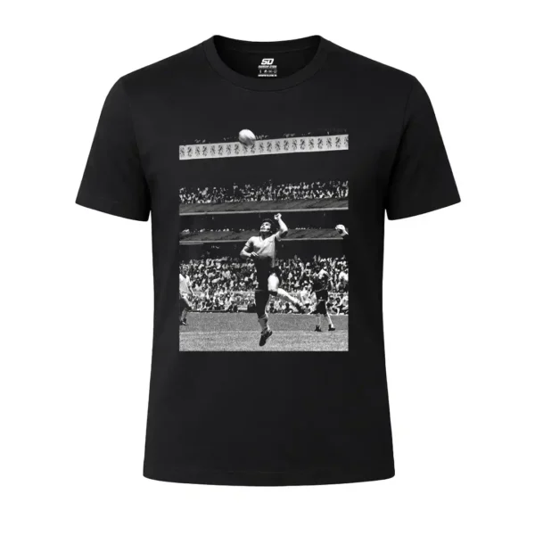 Remera Señor D10s con la imagen de Maradona haciendo el gol de la Mano de D10s contra Inglaterra en el Mundial México de 1986