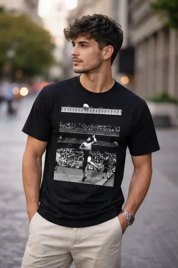 Remera Señor D10s con la imagen de Maradona haciendo el gol de la Mano de D10s contra Inglaterra en el Mundial México de 1986