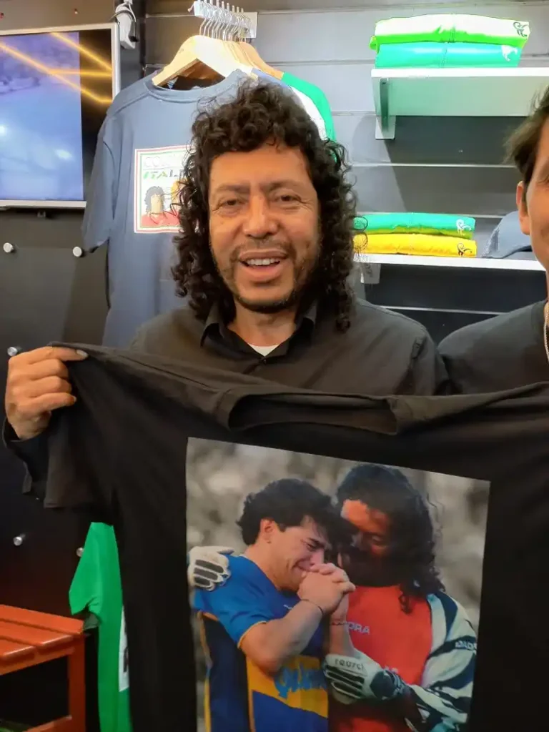 El Loco Higuita mostrando la camiseta de Diego Maradona
